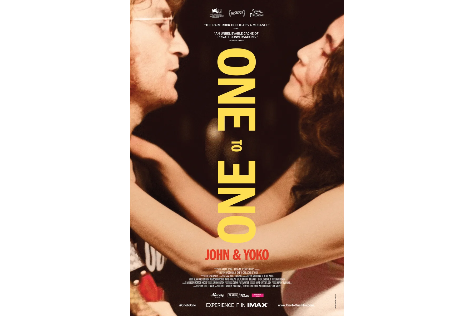 Plakat filmu "ONE TO ONE JOHN & YOKO" z Johnem Lennonem i Yoko Ono zwróconymi do siebie.