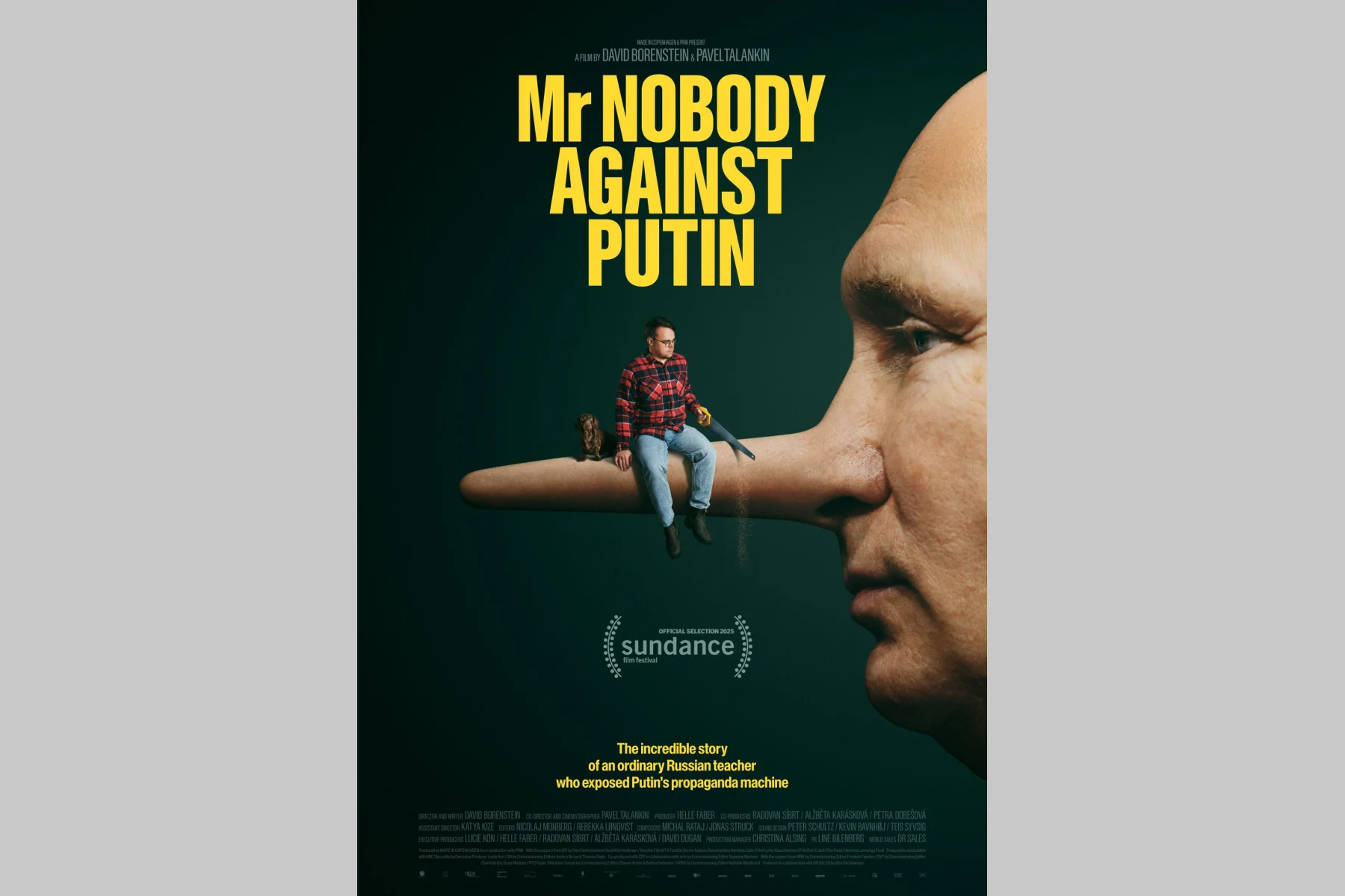 Plakat "Mr NOBODY AGAINST PUTIN" z człowiekiem i psem siedzącymi na długim nosie twarzy Putina.