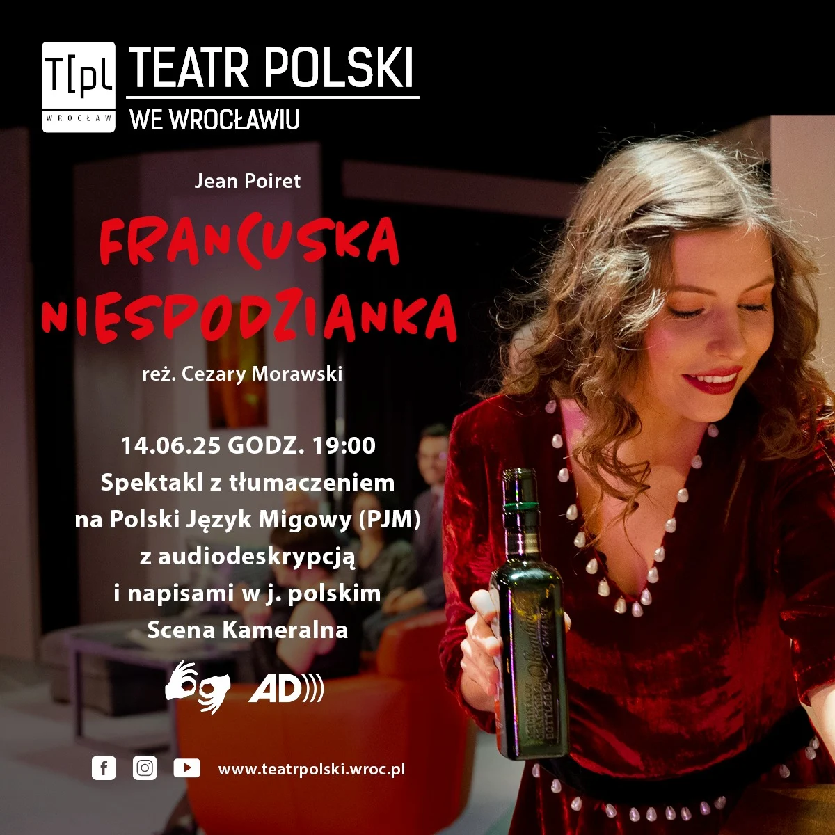 Kobieta w czerwonej sukni uśmiecha się, trzymając butelkę. Plakat spektaklu Francuska Niespodzianka