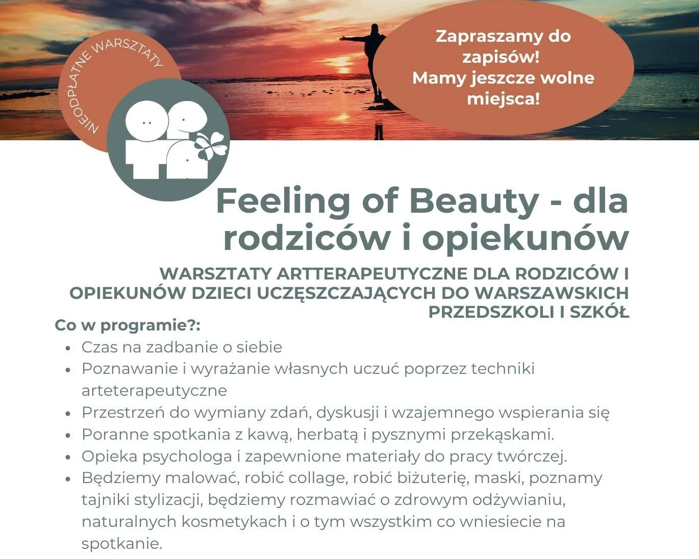 Osoba na plaży o wschodzie słońca.