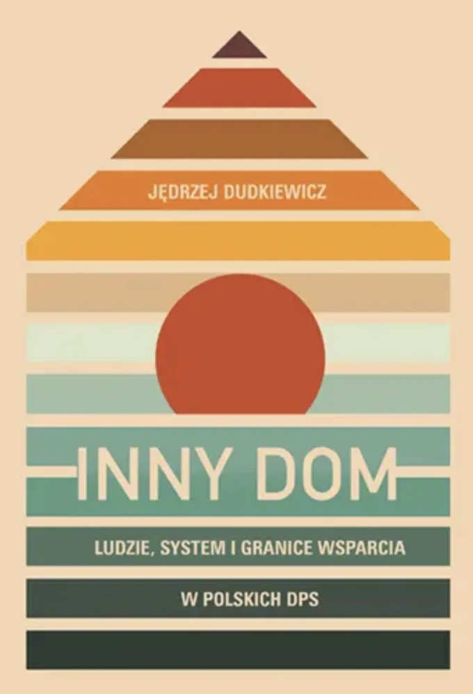 Okładka książki Inny Dom. Kolorowe, poziome pasy układają sie w kształt domu. Na środku czerwone koło, poniżej tytuł.