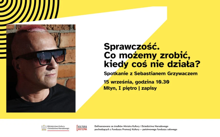 Mężczyzna o krótkich jasnych włosach i w okularach przeciwsłonecznych stoi przy ceglanej ścianie. Informacje o wydarzeniu w języku polskim zapowiadają spotkanie z Sebastianem Grzywaczem, które odbędzie się 15 września w klubie „Młyn”. W tle widoczne są czarno-żółte wzory graficzne.